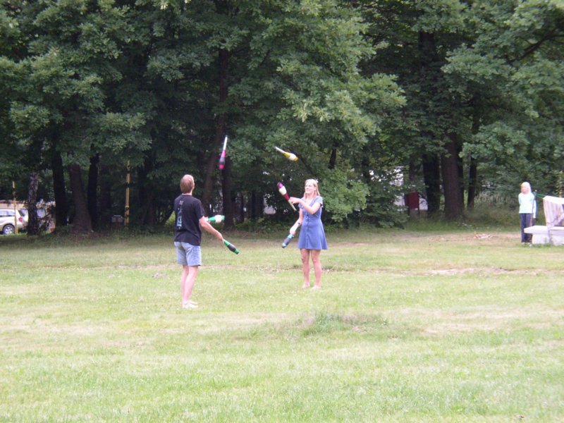 meikeandmejugglingsomeclubs.jpg